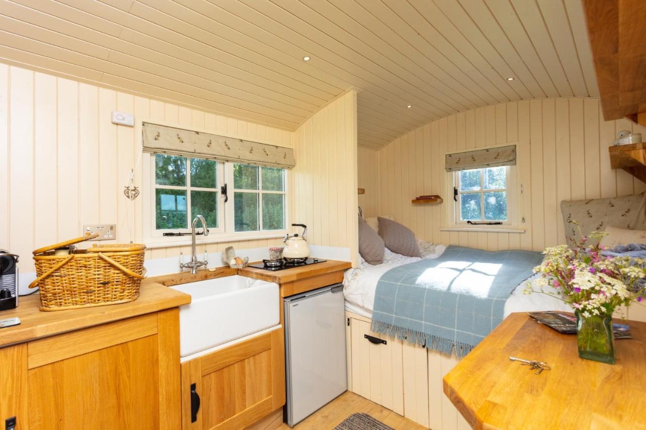 Romantic Secluded Shepherd Hut Hares Rest Southwick  Екстериор снимка