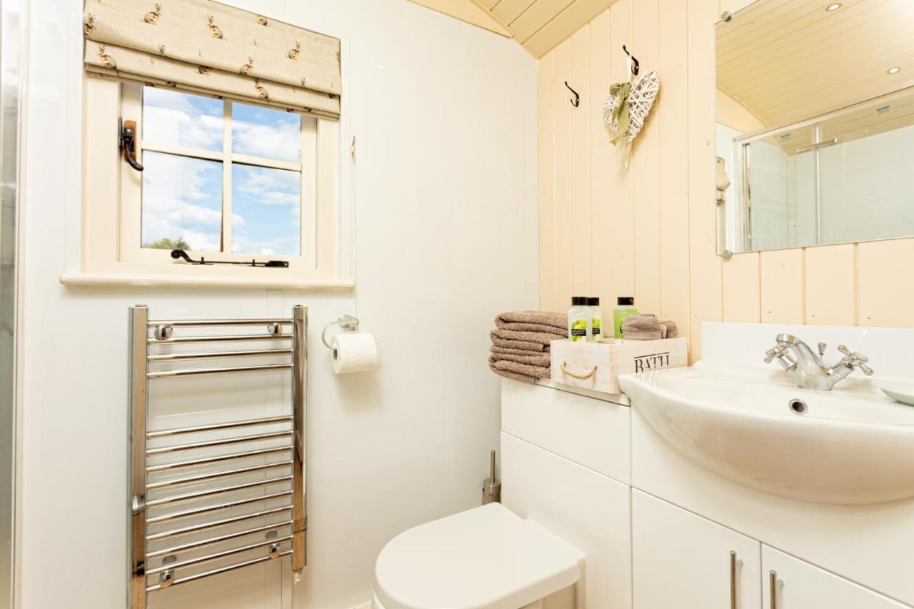 Romantic Secluded Shepherd Hut Hares Rest Southwick  Екстериор снимка